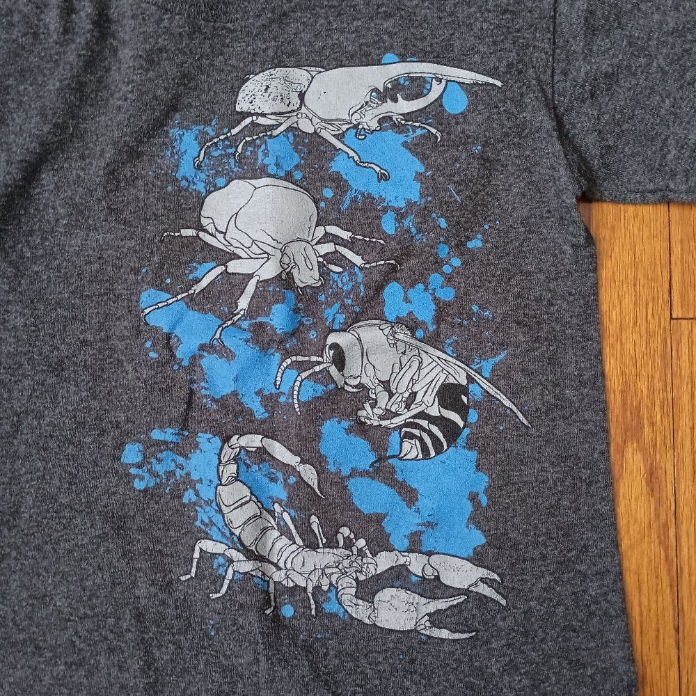 3/$10 🌟 Delta Pro Weight Grey Gray Blue Bug T-shirt Shirt Top Small - Picture 2 of 6